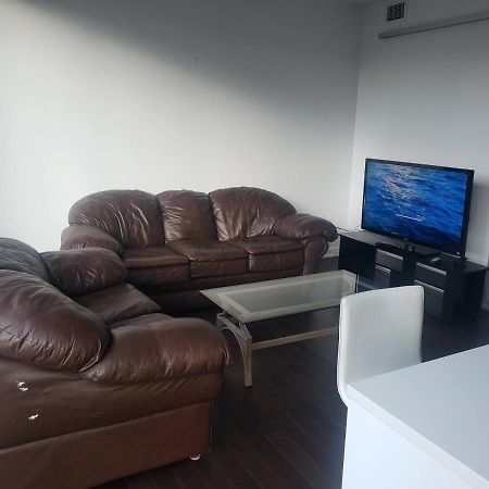 Lovely Entire 1 Bedroom Plus A Den Fully Furnished Otawa Exterior foto