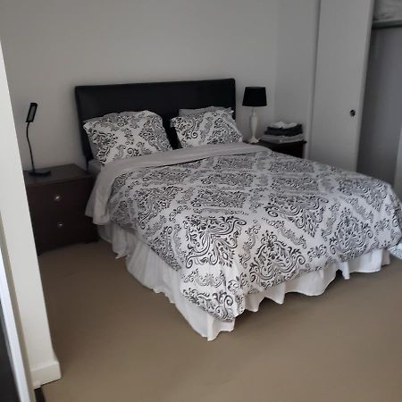 Lovely Entire 1 Bedroom Plus A Den Fully Furnished Otawa Exterior foto